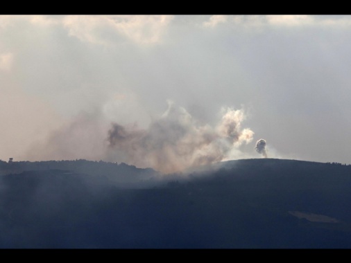 Media, un morto e civili feriti in raid Israele in Libano