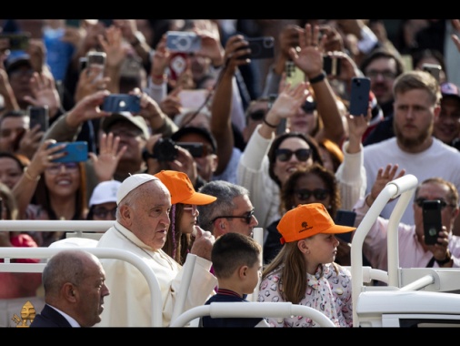 Il Papa, pochi bambini, bisogna bastonare l'Italia