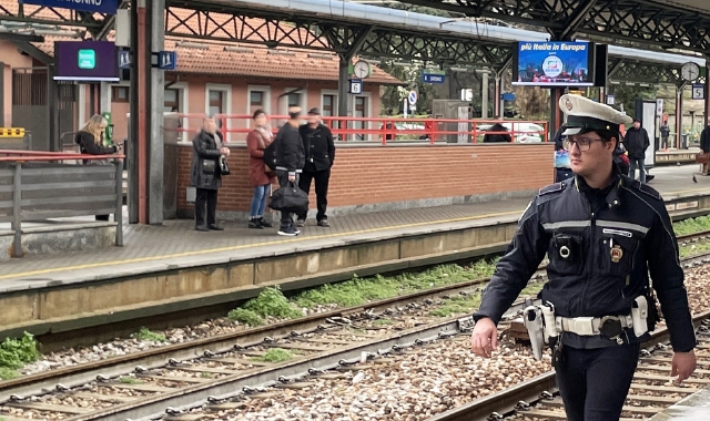 Ruba cellulare a coetanea, minorenne fermato in stazione