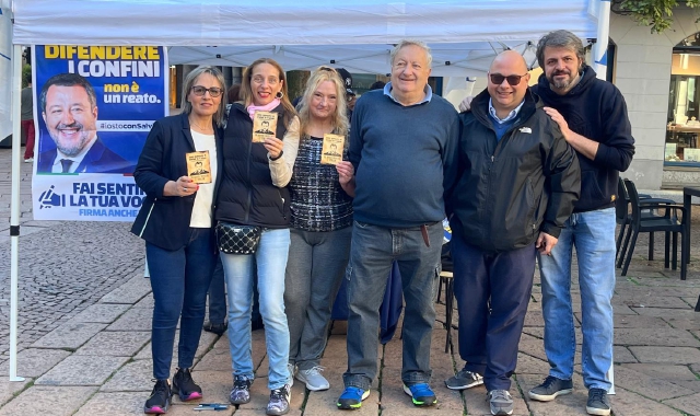 Il gazebo della Lega nel centro storico di Varese, sabato 28 settembre