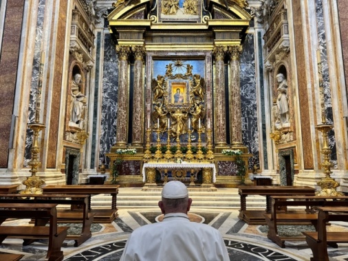 Il Papa a Santa Maria Maggiore al ritorno da Bruxelles