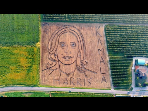 Aratro e trattore, maxi ritratto in landart di Kamala Harris