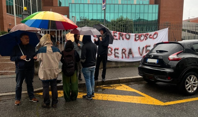 Il presidio davanti al Tribunale di Busto Arsizio