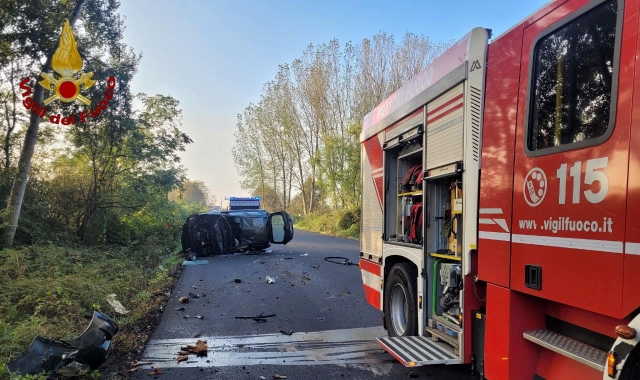 In auto contro un albero: è grave