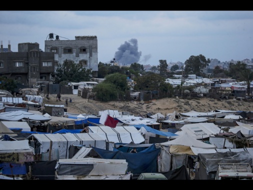 Gaza: raid israeliano su moschea, i morti sono 21