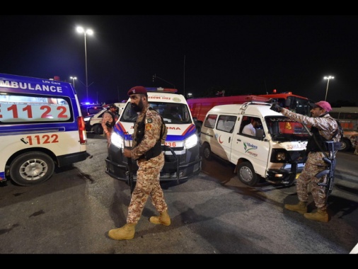 Pakistan, due morti in un attentato suicida a Karachi