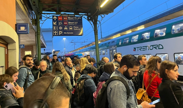 Pendolari bloccati martedì mattina, 8 ottobre, alla stazione di Saronno  (foto Blitz)