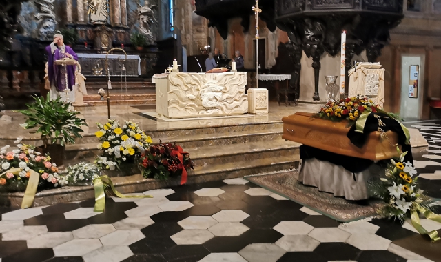 La toga sul feretro davanti all’altare della basilica di San Vittore