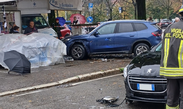 L’auto è finita addosso ai banchi del mercato