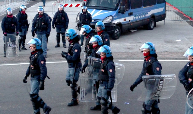 Calci, pugni e cinghiate: l’attacco ultrà ai poliziotti