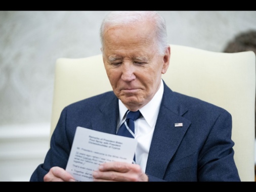 Biden, uragani e scioperi pesano su lavoro, economia forte