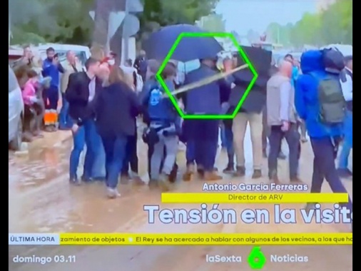 Sanchez a Paiporta colpito alle spalle da un bastone