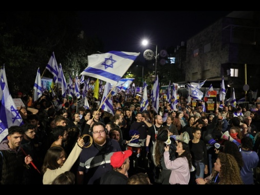 Scontri tra polizia e manifestanti vicino a casa di Netanyahu