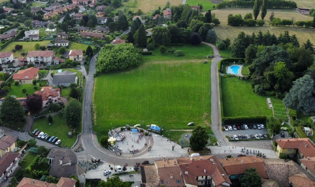 Una vista di Azzate con il belvedere in primo piano: rientrando nei Comuni all’interno della fascia da 20 chilometri dal confine svizzero, il centro può beneficiare dei ristorni, i fondi girati dalla Confederazione per la presenza dei frontalieri 