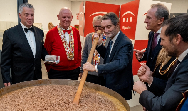 Il presidente della Regione Fontana mescola i bruscitti nel pentolone (foto Andrea Cogotti/BLITZ)