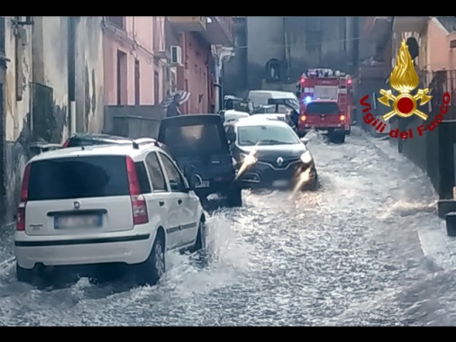 Strade come fiumi nel catanese, auto trascinate dall'acqua