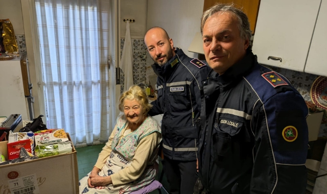 Gli agenti della Polizia locale di Gallarate con la donna soccorsa