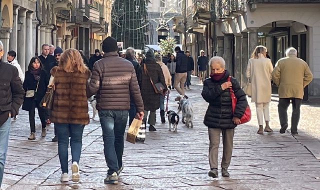 Folla in corso Matteotti nel mese pre-natalizio (foto Archivio)