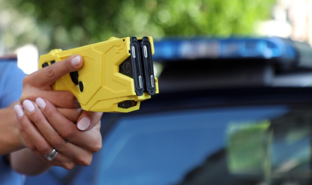 Barricato in casa, bloccato col taser