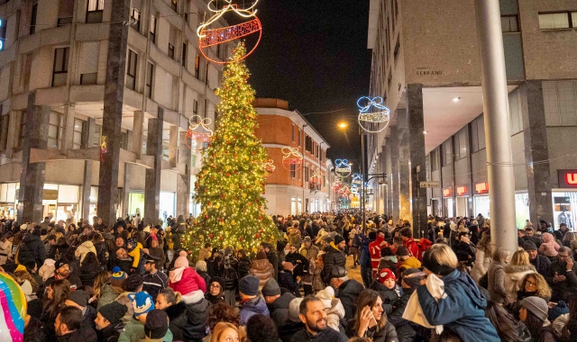 Da oggi Busto è già in clima natalizio (foto Cogotti - Blitz)