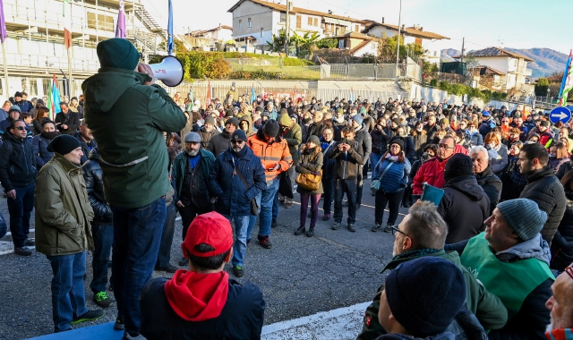 La manifestazione dei lavoratori di Beko Europe dopo l’annuncio dei 541 esuberi nella linea del freddo di Cassinetta 