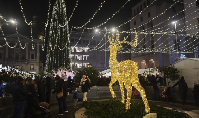 Le luminarie in piazza Monte Grappa (foto Matteo Canevari/BLITZ)