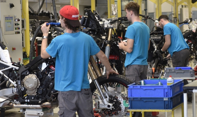 Operai varesini al lavoro nello stabilimento MV Agusta 