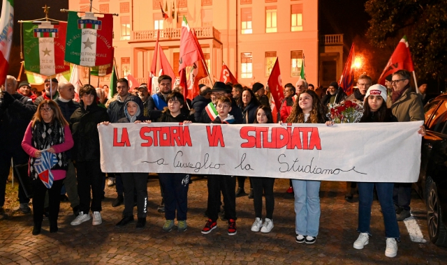 Lo striscione esposto dai bambini delle scuole (foto Stefano Benvegnù/BLITZ)