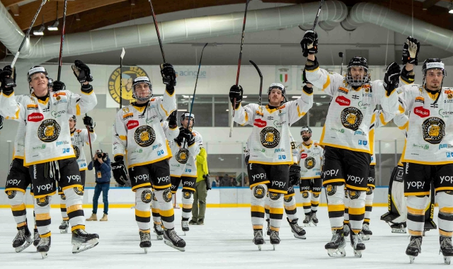 Con la spinta del pubblico dell’Acinque Ice Arena, stasera i Mastini puntano a battere il Valpellice conquistando la nona vittoria consecutiva (foto Blitz)