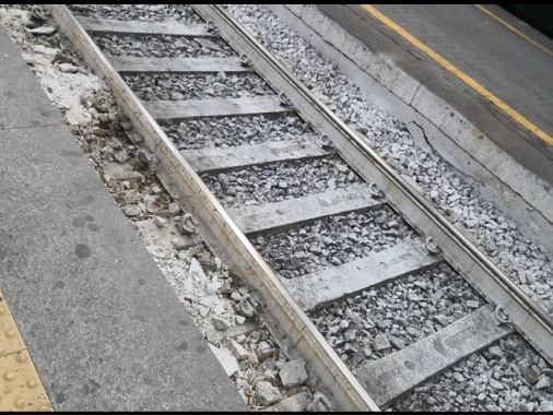 Passeggero aggredisce capotreno con pugno al volto