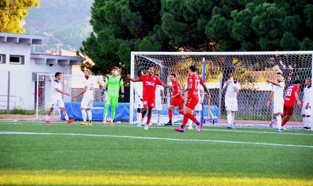 L’esultanza di Barzotti dopo l’1-1 al Vado (foto Ezio Macchi)