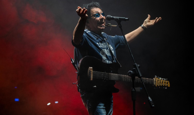 Edoardo Bennato sul palco del Teatro di Varese (foto Andrea Cogotti/BLITZ)