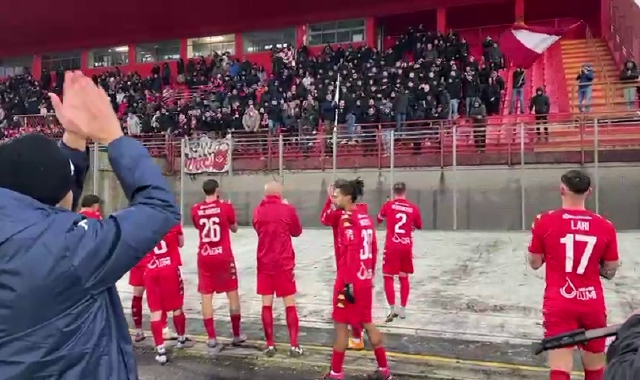 La squadra sotto la tribuna dopo la partita