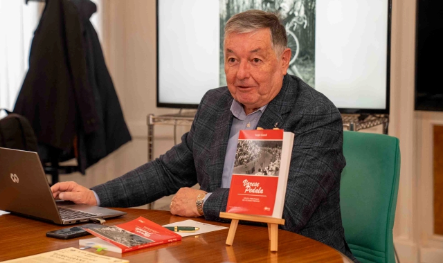 Sergio Gianoli con il suo libro (foto Andrea Cogotti/BLITZ)