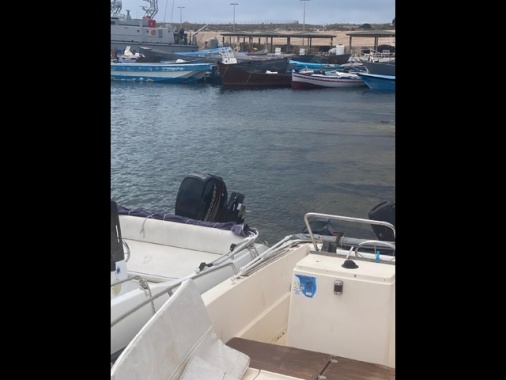 Bambina da sola su una barca arrivata a Lampedusa