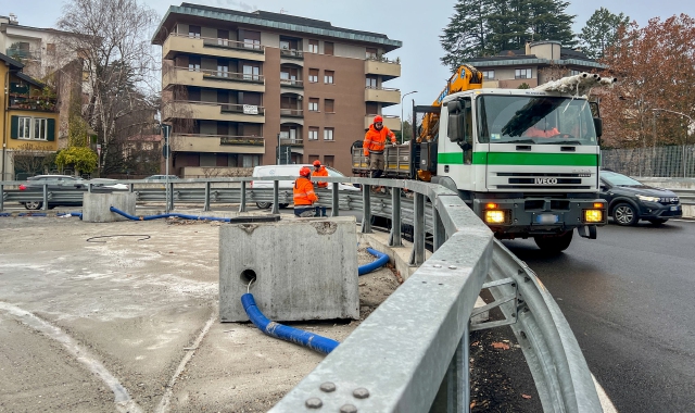 Lavori in largo Flaiano per l’installazione dei pali della luce (foto Stefano Benvegnù/BLITZ)