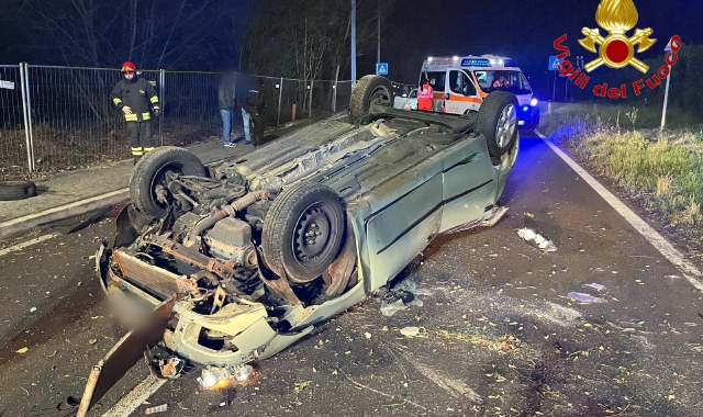 L’auto rovesciata sulla strada