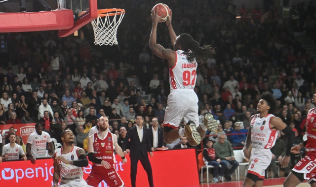 Schiacciata di Johnson nel derby vinto da Varese  (foto Blitz)