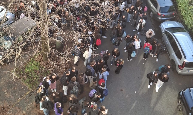 Aule fredde, gli studenti scendono in cortile