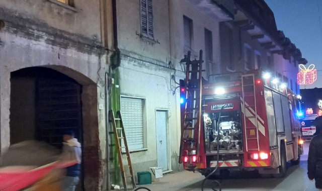 Fiamme sul tetto, strada chiusa a Gerenzano