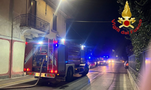 Fiamme e paura a Tradate: ferito vigile del fuoco