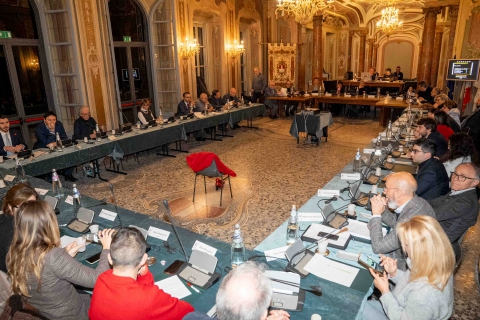 Varese, bilancio approvato e alta tensione