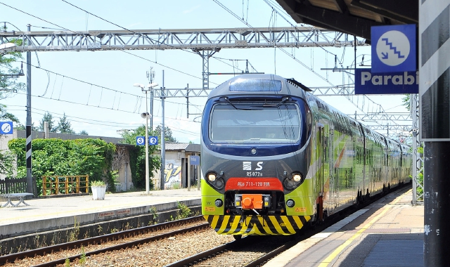 Pietre sui binari, treni bloccati