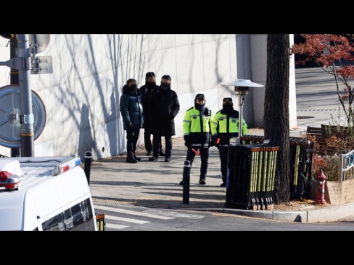 Sudcorea, irruzione della polizia nel rifugio di Yoon