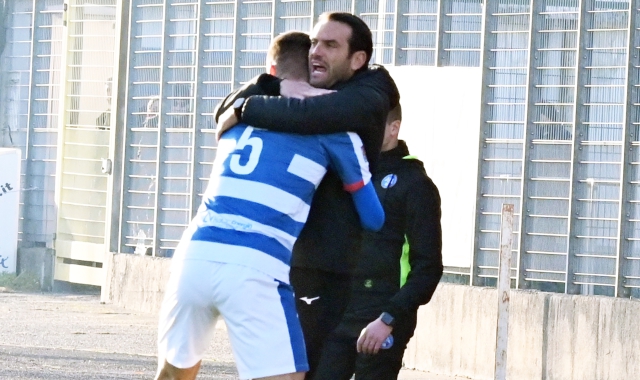 Il tecnico Colombo abbraccia Bashi dopo un gol (foto Domenico Ghiotto, Blitz)