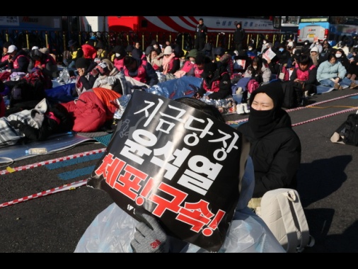 Nuove proteste a Seul per il mandato d'arresto di Yoon