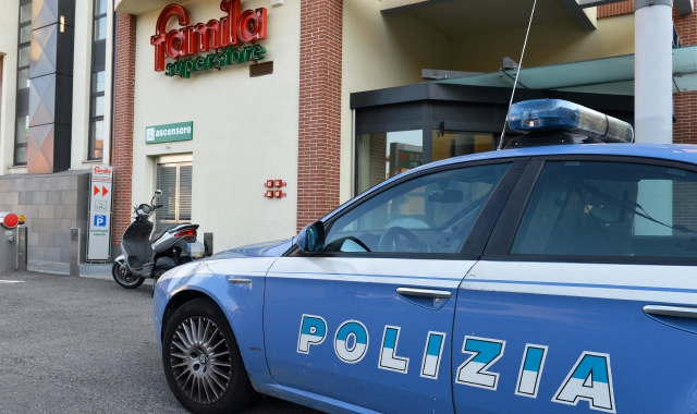 È intervenuta davanti al Famila, in viale Valganna, la pattuglia della Polizia  (Foto archivio)