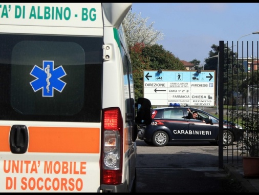 ++ Accoltellata nel parcheggio di un supermarket, è grave ++