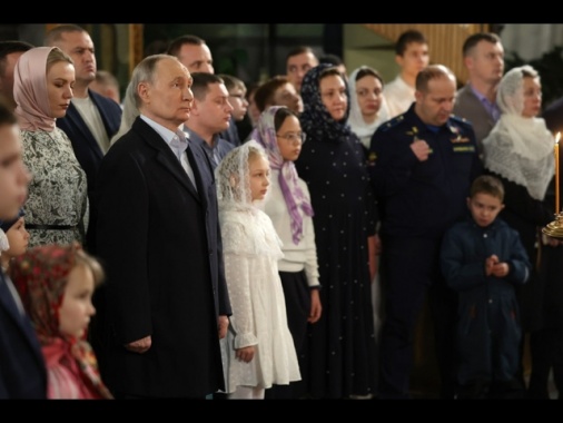 Putin celebra il Natale ortodosso con militari e loro famiglie