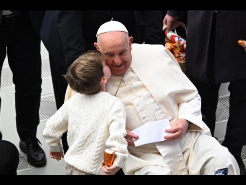 Il Papa, condanniamo abusi su bimbi, non essere complici